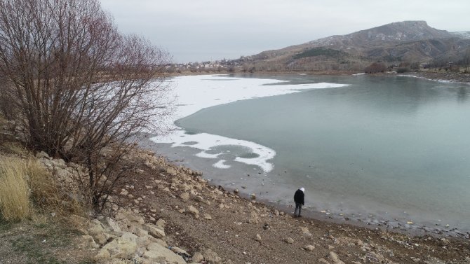 Soğuk Hava Göletin Yüzeyini Dondurdu