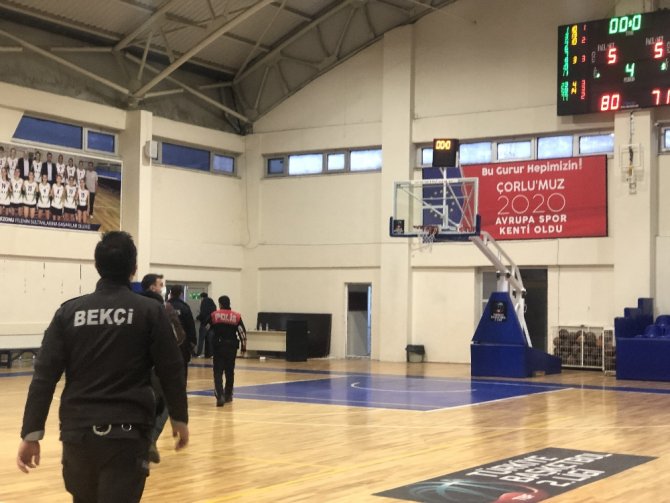 Seyircisiz Maçta Olay Çıktı Polis Biber Gazı İle Müdahale Etti