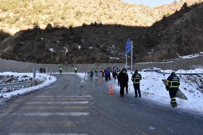 Gümüşhane’de Tır Dere Yatağına Devrildi: 1 Yaralı