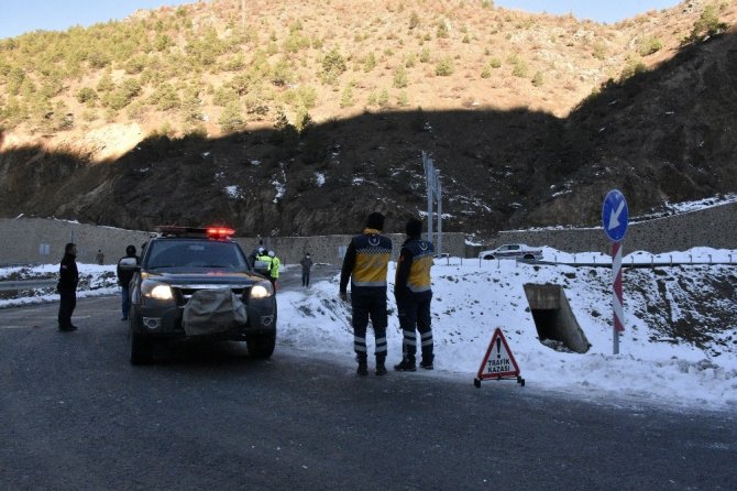 Gümüşhane’de Tır Dere Yatağına Devrildi: 1 Yaralı
