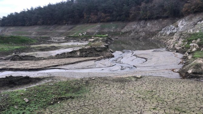 Elmalı Barajında Korkutan Görüntü: Suların 4’te 3’ü Çekildi
