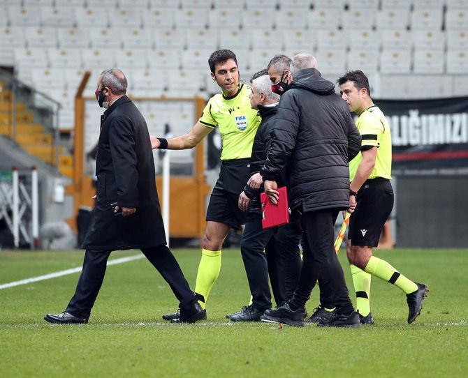 Hakan Arslan Devre Arasında Kırmızı Kart Gördü