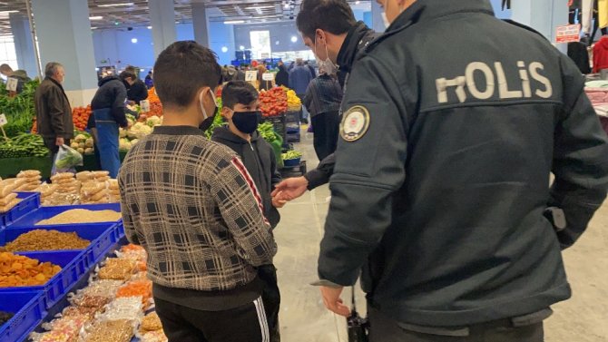 Türk Polisinden Çocuğa Duygulandıran Yardım