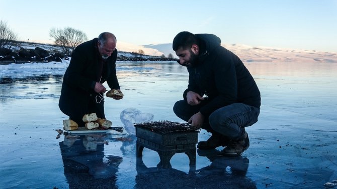 Buz Tutan Çıldır Gölü Üzerinde Mangal Keyfi