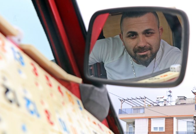 Oyunda İddiayı Kaybetti, Aracını 11 Bin Okey Taşıyla Kaplayıp Trafiğe Çıktı