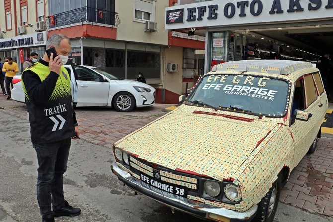Aracını Okey Taşlarıyla Kaplayıp Trafiğe Çıkan Milyonere, Polisten Çifte Okey