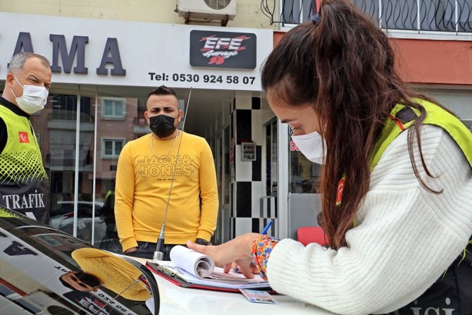 Aracını Okey Taşlarıyla Kaplayıp Trafiğe Çıkan Milyonere, Polisten Çifte Okey