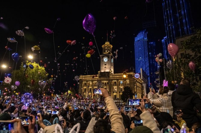 Covid-19’un İlk Ortaya Çıktığı Wuhan’da Halk Yılbaşında Kent Merkezini Doldurdu