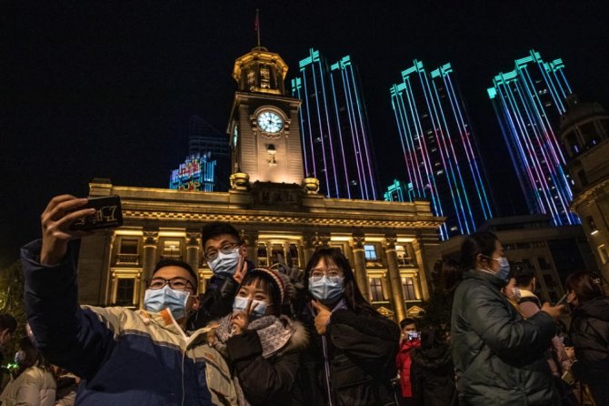 Covid-19’un İlk Ortaya Çıktığı Wuhan’da Halk Yılbaşında Kent Merkezini Doldurdu