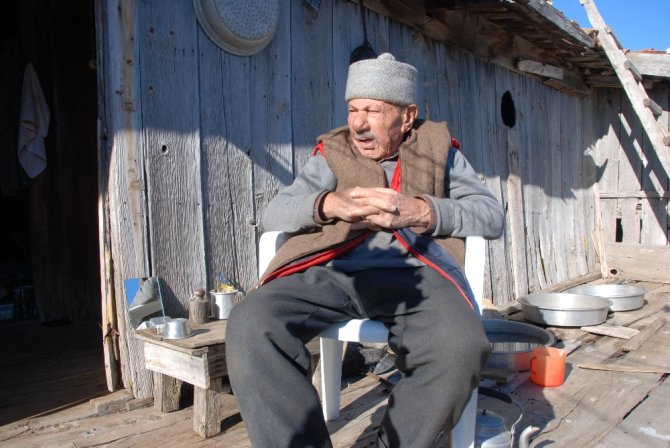 Düğmeli Evin İhtiyar Delikanlısı