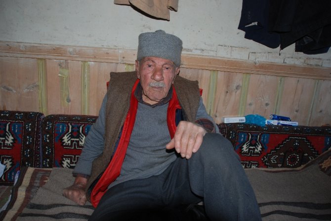 Düğmeli Evin İhtiyar Delikanlısı