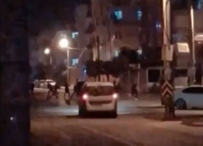 Yılbaşını Sokakta ‘Erik Dalı’ İle Kutladılar, Polisin Sireniyle Çil Yavrusu Gibi Dağıldılar