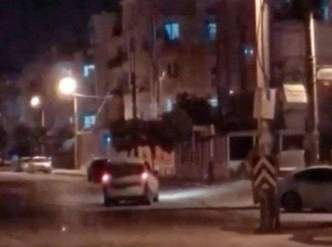 Yılbaşını Sokakta ‘Erik Dalı’ İle Kutladılar, Polisin Sireniyle Çil Yavrusu Gibi Dağıldılar