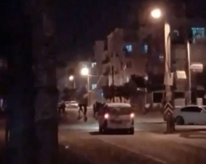 Yılbaşını Sokakta ‘Erik Dalı’ İle Kutladılar, Polisin Sireniyle Çil Yavrusu Gibi Dağıldılar