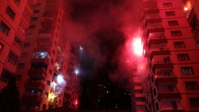 Balkonda Meşale Yaktılar, İstiklal Marşı Söyleyerek Yeni Yıla Girdiler