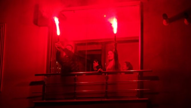 Balkonda Meşale Yaktılar, İstiklal Marşı Söyleyerek Yeni Yıla Girdiler