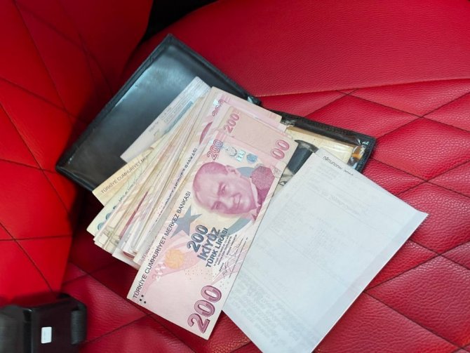 Taksici, Bulduğu Para Dolu Cüzdanı Sahibine Teslim Etti
