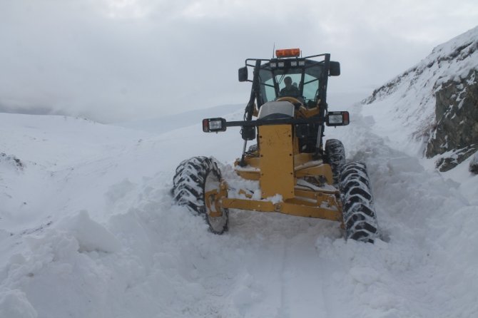 Bayburt’ta Kardan Kapanan Yolar Açıldı, Mahsur Kalan Turistler Kurtarıldı