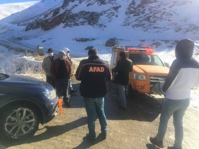 Bayburt’ta Kardan Kapanan Yolar Açıldı, Mahsur Kalan Turistler Kurtarıldı