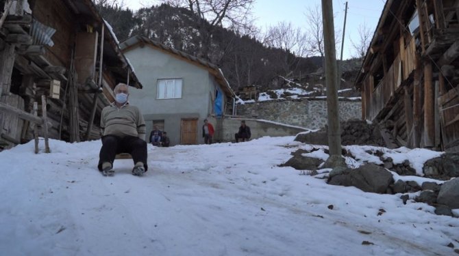 Artvin’de Köylülerin Tahta Kızak Keyfi