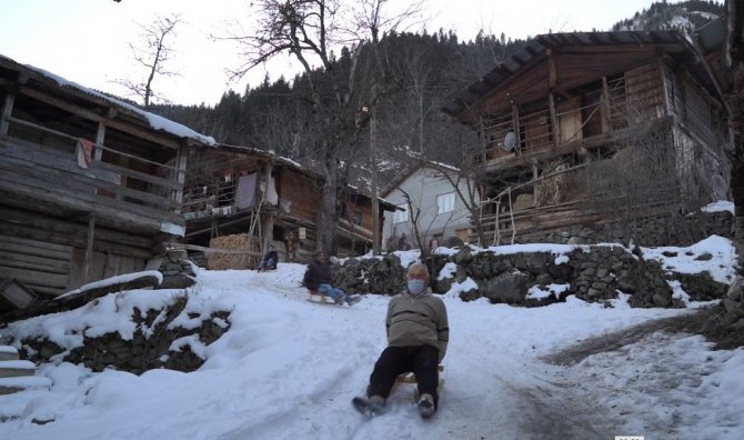 Artvin’de Köylülerin Tahta Kızak Keyfi