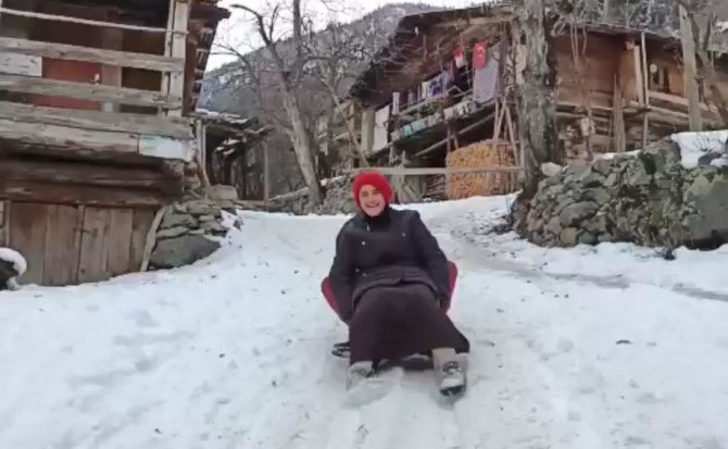 Artvin’de Köylülerin Tahta Kızak Keyfi