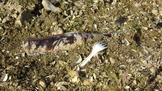 İstanbul’un Barajlarında Sular Çekildi, Torba Torba Çöpler Ortaya Çıktı