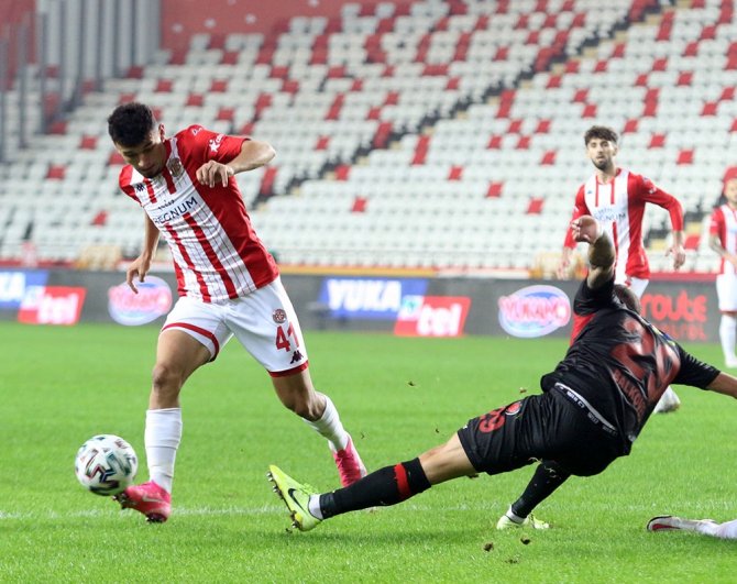 Süper Lig: Ft Antalyaspor: 2 - Fatih Karagümrük: 1 (İlk Yarı)