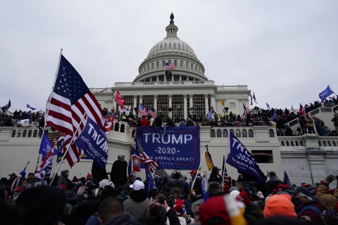 Trump Destekçileri Kongre Binasını Bastı: 4 Ölü