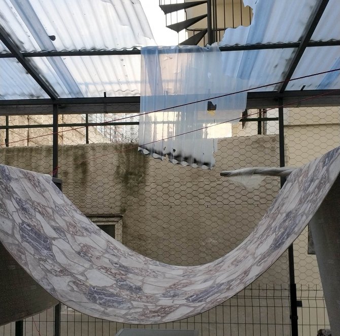 Cam Silerken 3. Kattan Düşen Kızı Ölümden, Kurumaya Bırakılan Halı Kurtardı