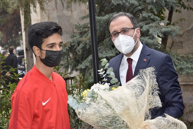 Bakan Kasapoğlu: "Birileri Fitne Üretecek Biz Onlara Rağmen Hizmet Vermeye Devam Edeceğiz"
