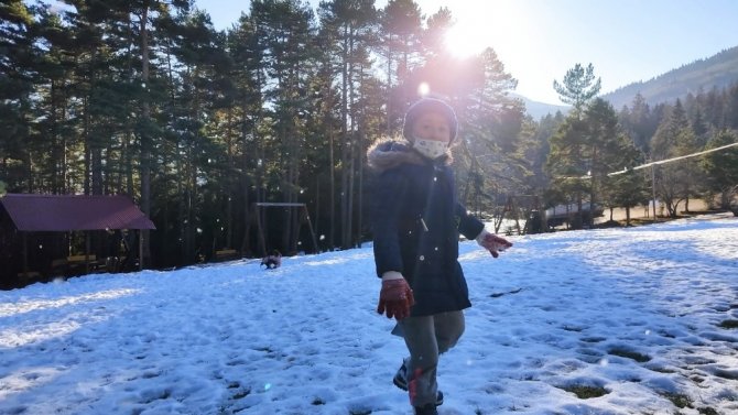 Artvin’de Çocuklar Pandeminin Stresini Kafkasör Yaylasında Kar Topu Oynayarak Atıyor