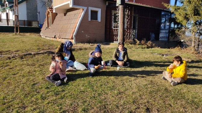 Artvin’de Çocuklar Pandeminin Stresini Kafkasör Yaylasında Kar Topu Oynayarak Atıyor