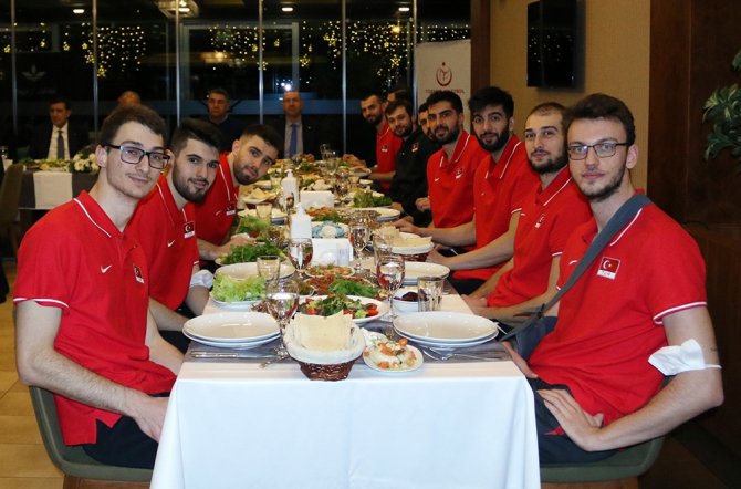 Üstündağ’dan A Milli Erkek Voleybol Takımı’na Moral Yemeği