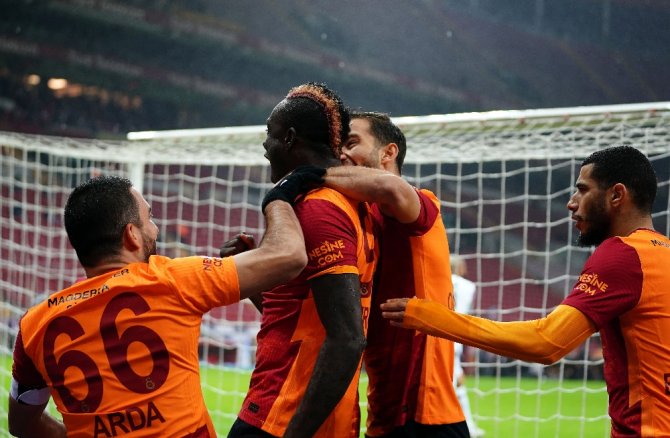 Süper Lig: Galatasaray: 4 - Gençlerbirliği: 0 (İlk Yarı)