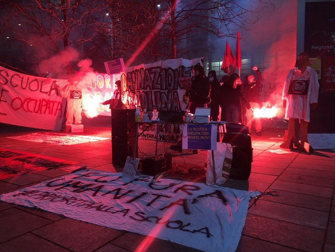 İtalya’da Öğrenciler Uzaktan Eğitim Kararını Protesto Etti