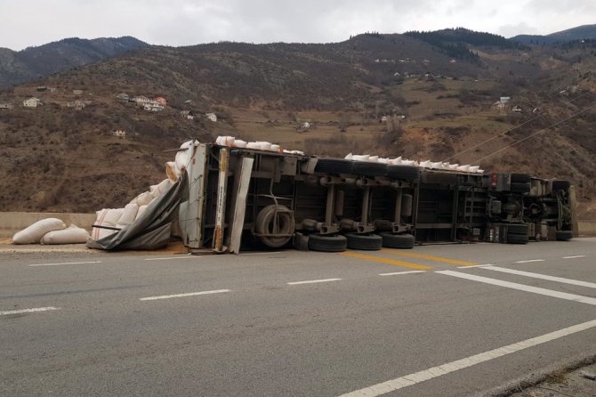 Gümüşhane’de Saman Yüklü Tır Devrildi: 2 Yaralı