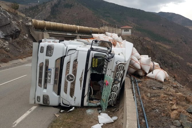 Gümüşhane’de Saman Yüklü Tır Devrildi: 2 Yaralı