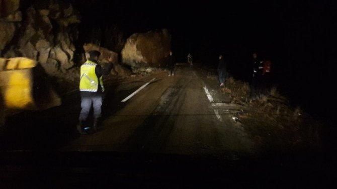 Artvin-ardahan Karayolunda Heyelan