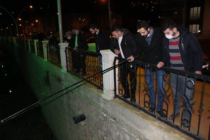 Polis ‘Zehirli Olabilir’ Diye Uyardı Ama Onlar Fenerle Aydınlatıp Balık Tuttu