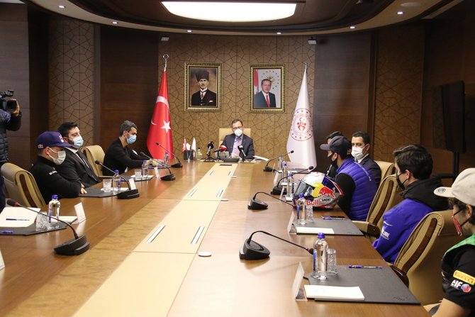 Bakan Kasapoğlu Genç Motor Sporcularını Kabul Etti