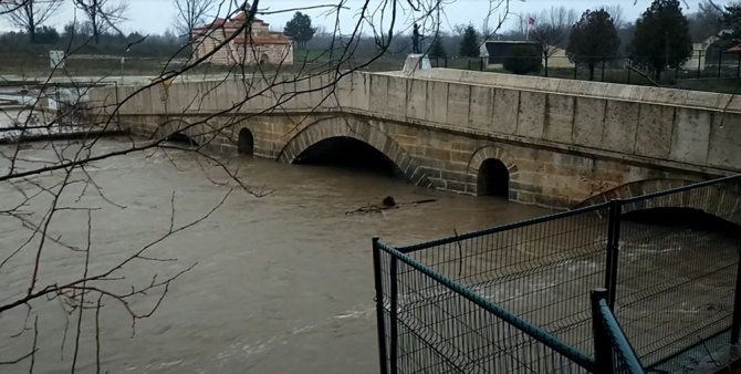 Nehirlerin Debileri Yükseldi: Turuncu Alarm Verildi