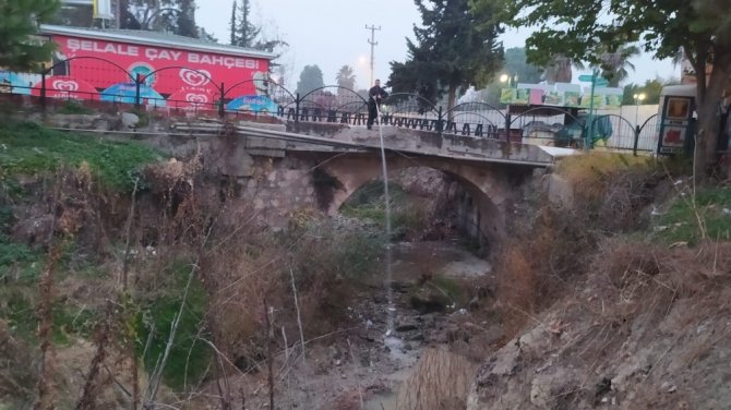 Balıklar Ölmesin Diye Hortumla Su Veriyor