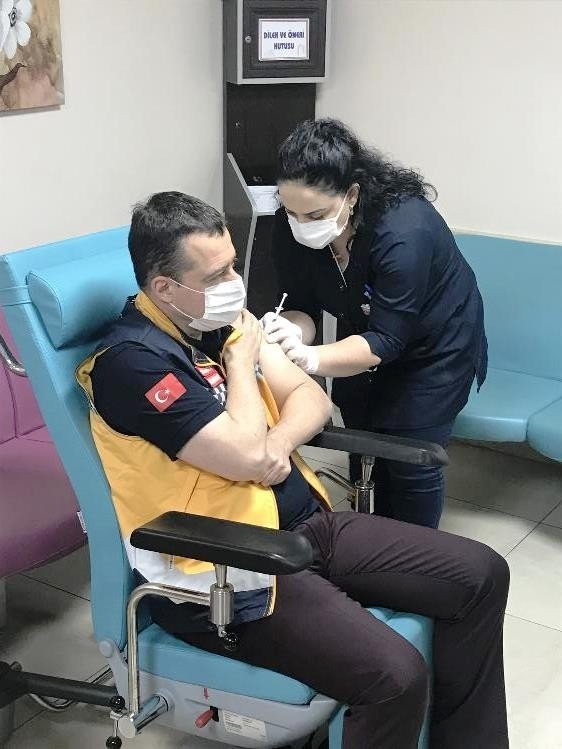 Trabzon’da İlk Korona Virüs Aşısını İl Sağlık Müdürü Dr. Hakan Usta Oldu