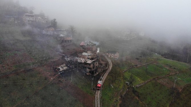 Trabzon’un Araklı İlçesi Taşgeçit Mahallesindeki Yangının Hasarı Gün Ağarınca Ortaya Çıktı