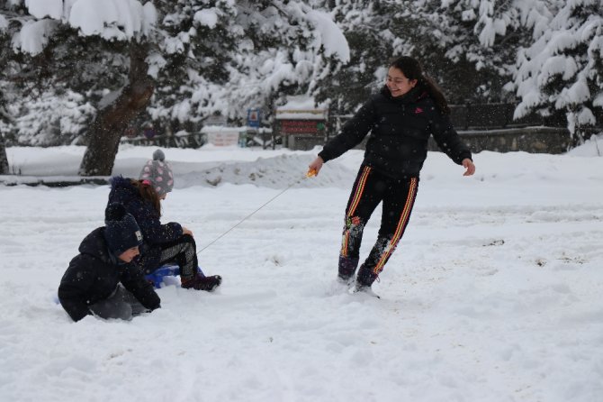 Abant Tabiat Parkı Kar Yağışıyla Tatilci Akınına Uğradı