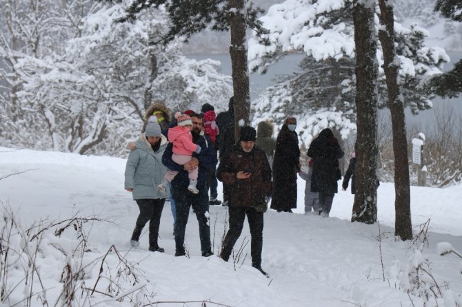 Abant Tabiat Parkı Kar Yağışıyla Tatilci Akınına Uğradı