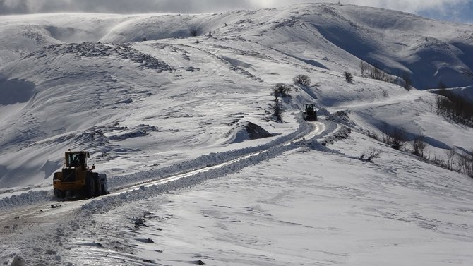 Köy Yollarında Kar Kalınlığı Yer Yer 2-3 Metreye Yükseldi