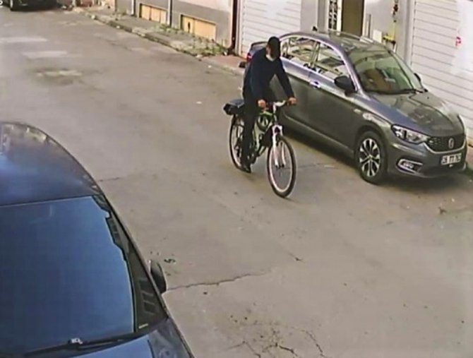 Kapıları Zile Basarak Açtıran Bisiklet Hırsızı Güvenlik Kameralarında