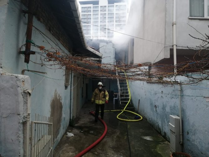 Kadıköy’de İki Katlı Binada Çıkan Yangın Paniğe Neden Oldu